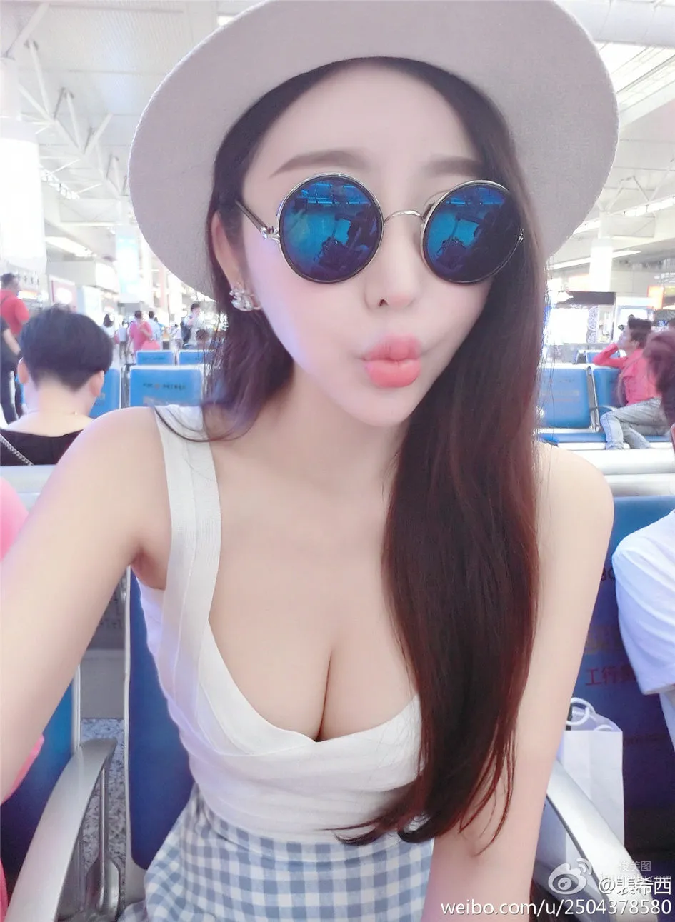 裴希西- 性感小美女酥胸自拍圖片 15