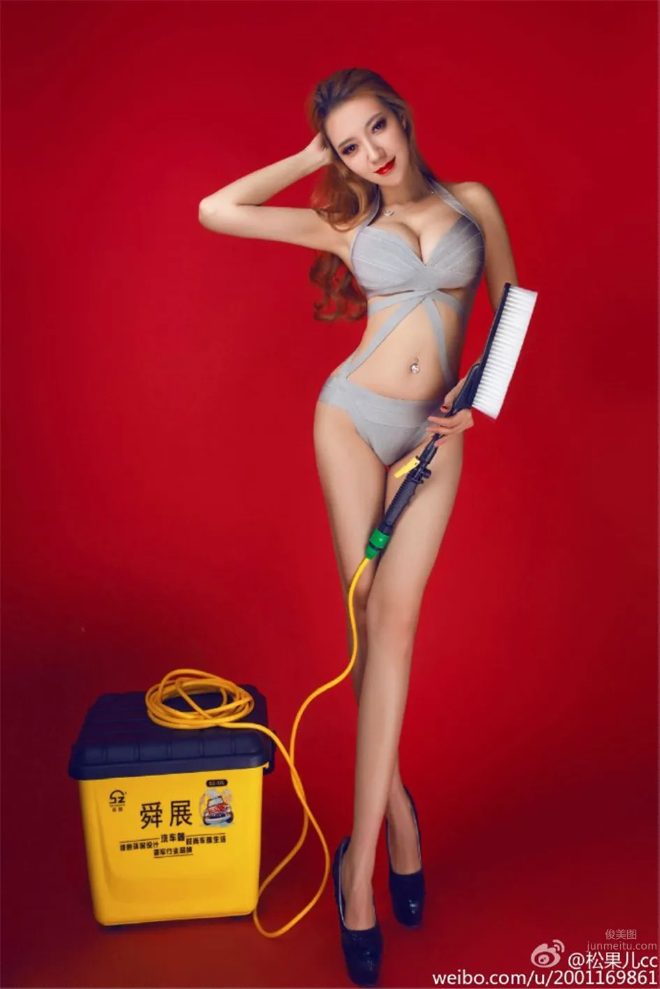 松果兒- 性感車模盡展美胸好身材 19