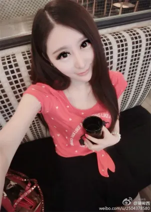 裴希西- 性感小美女酥胸自拍圖片