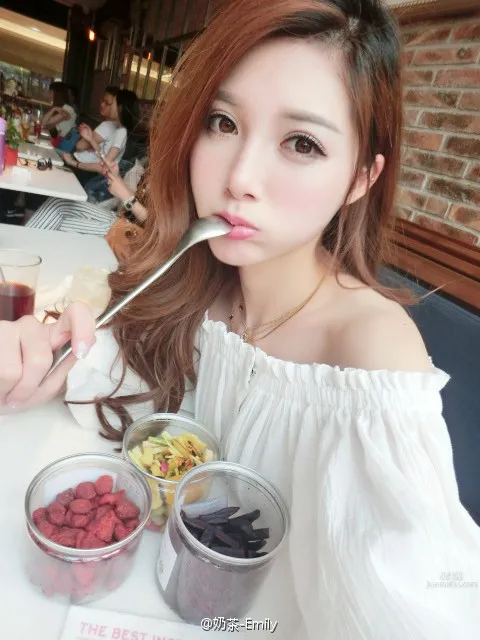 奶茶Emily- 甜美正妹私房照 8