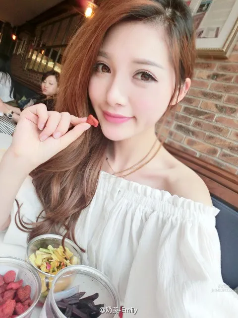 奶茶Emily- 甜美正妹私房照 9