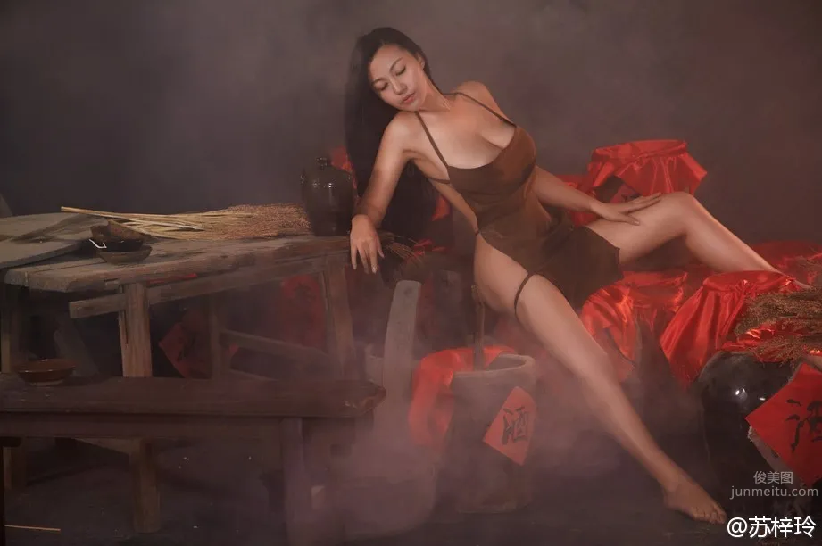 苏梓玲- 概念版静态写真《丰乳肥臀》_32