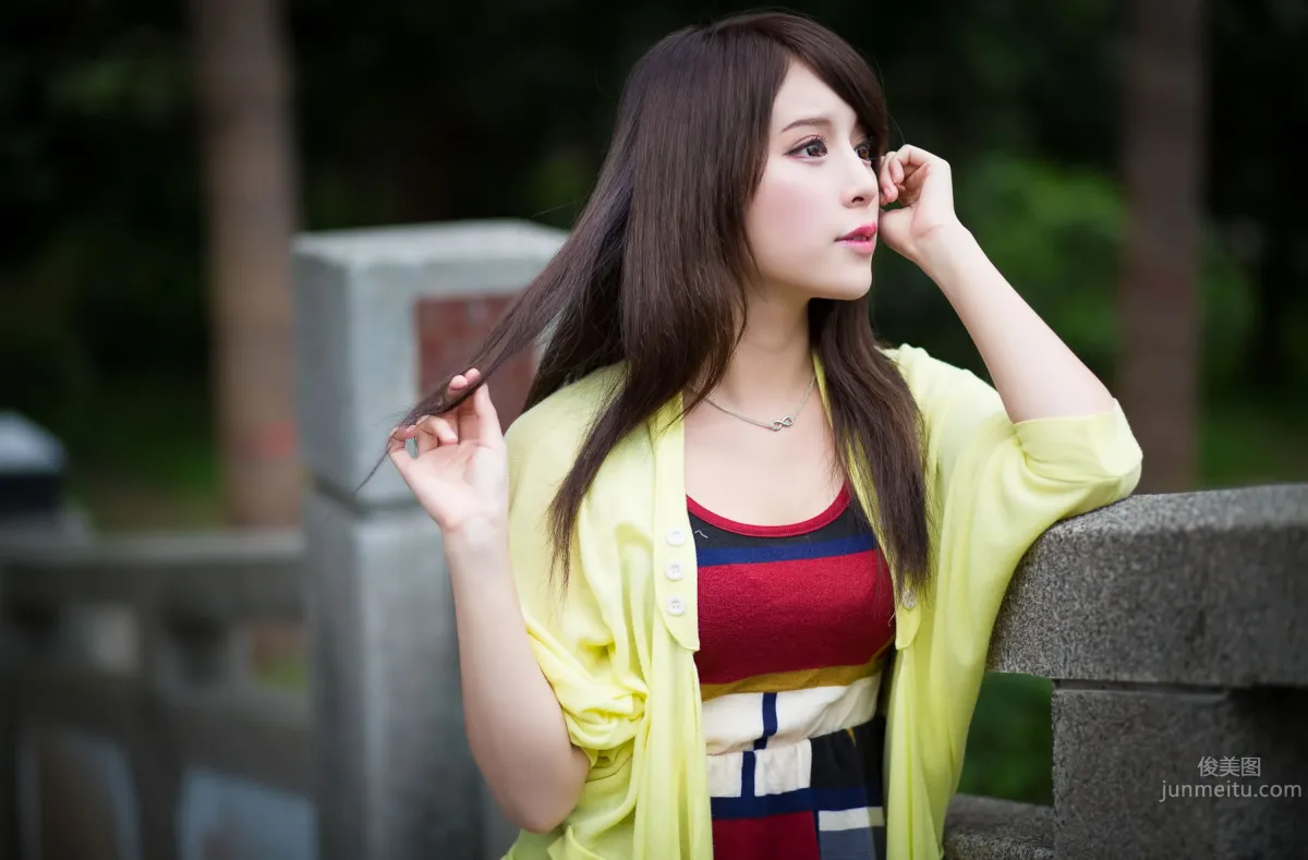超跑女神大眼正妹张齐郡JULIE踏青外拍_5
