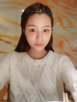 李好好- 皮膚白皙的像泰國女孩