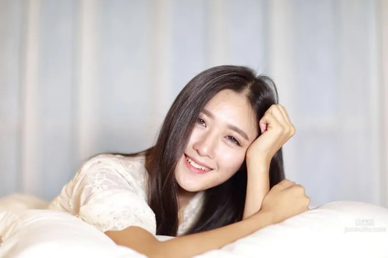 周琰琳- 時尚美腿車模魅惑寫真 2