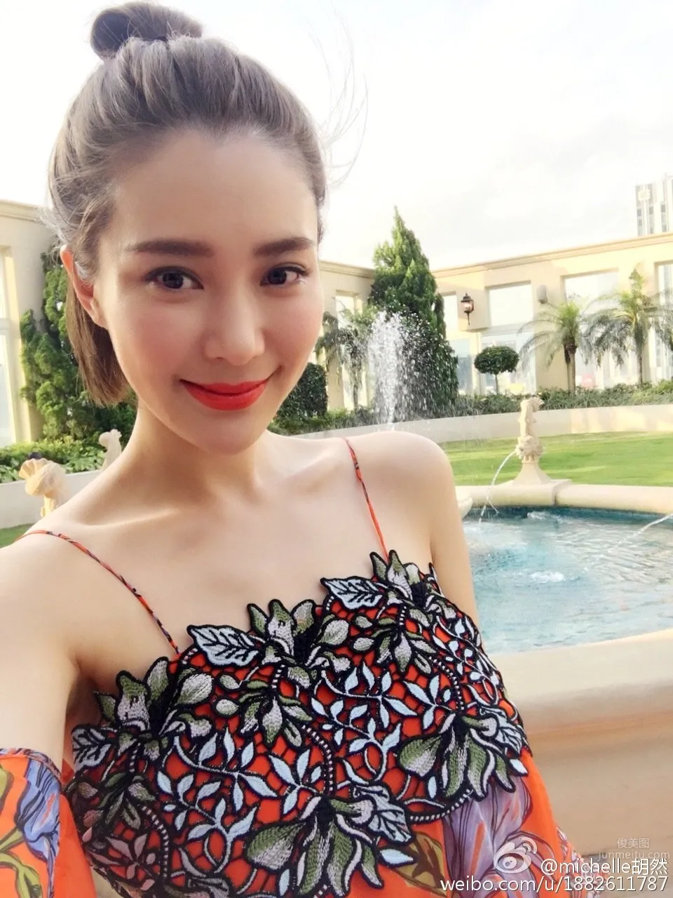 胡然- 短發氣質美女微博私房照 7