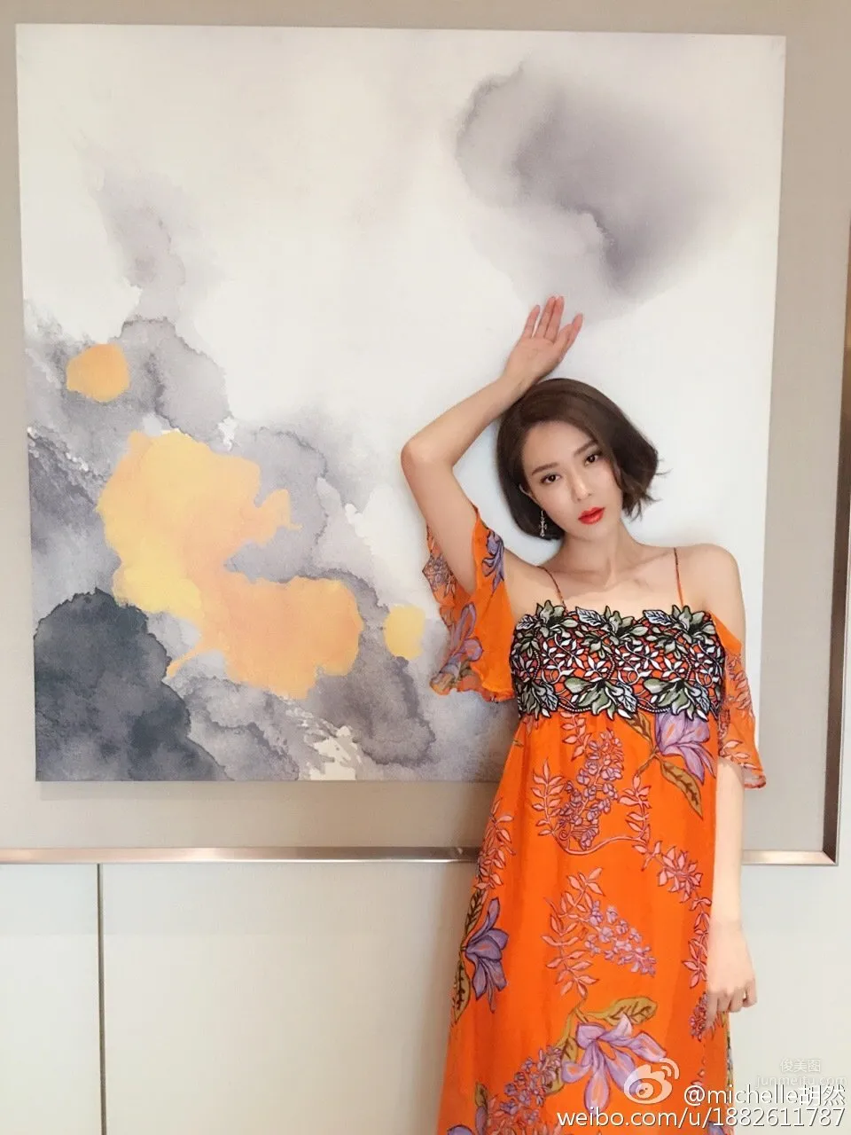 胡然- 短發氣質美女微博私房照 5