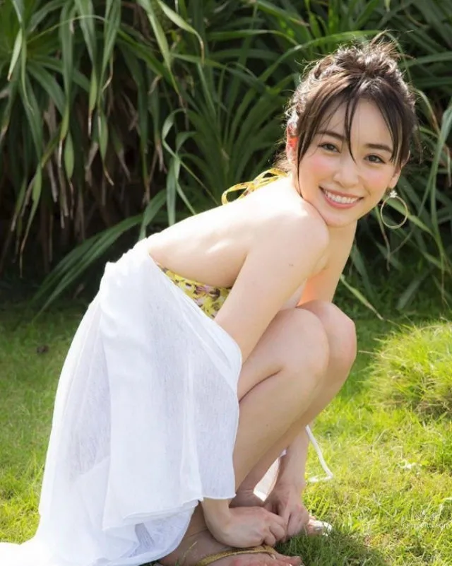 泉裡香(浜千咲)- 人生初次比基尼寫真 15