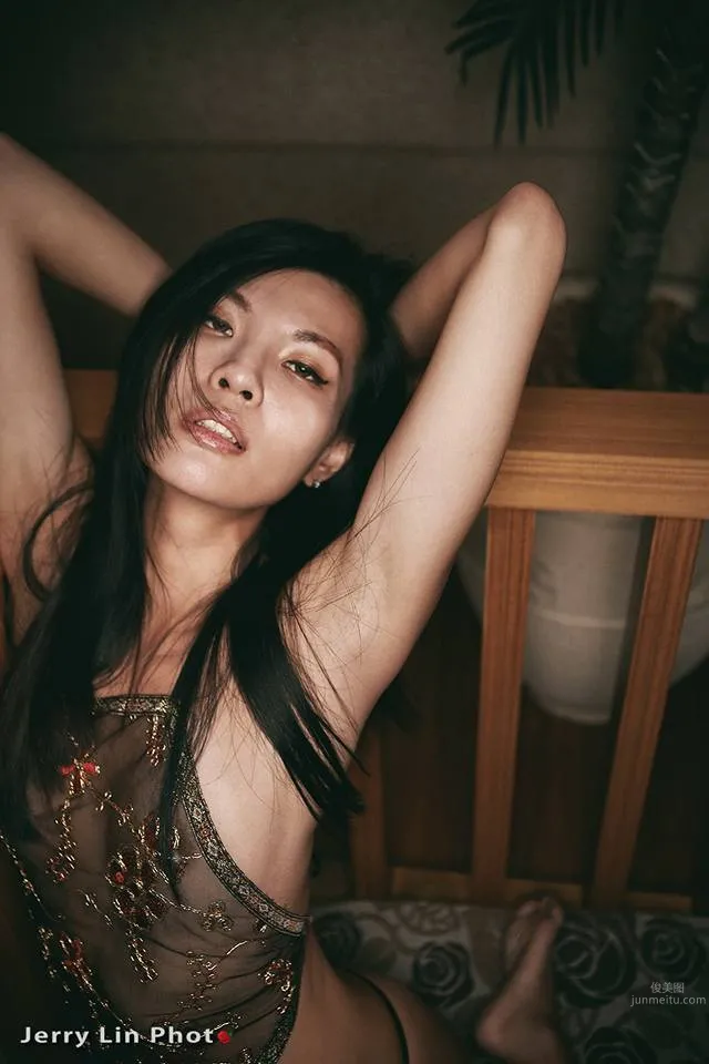 Ainslee Wang- 冰山美人性感藝術寫真 15