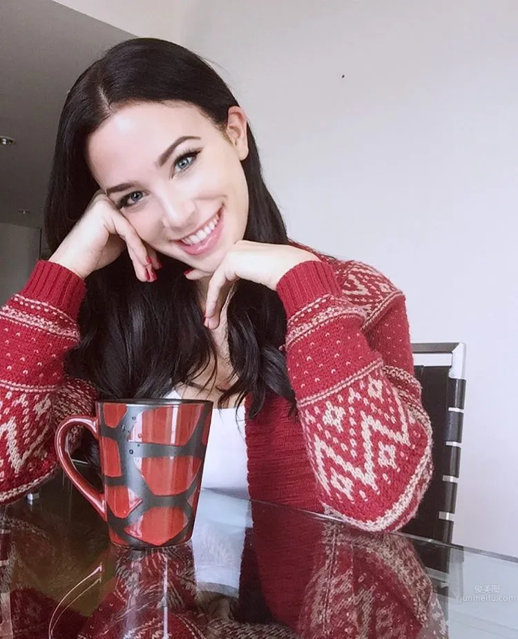 Sophia Phalen- 前胸澎湃的性感私房照 14