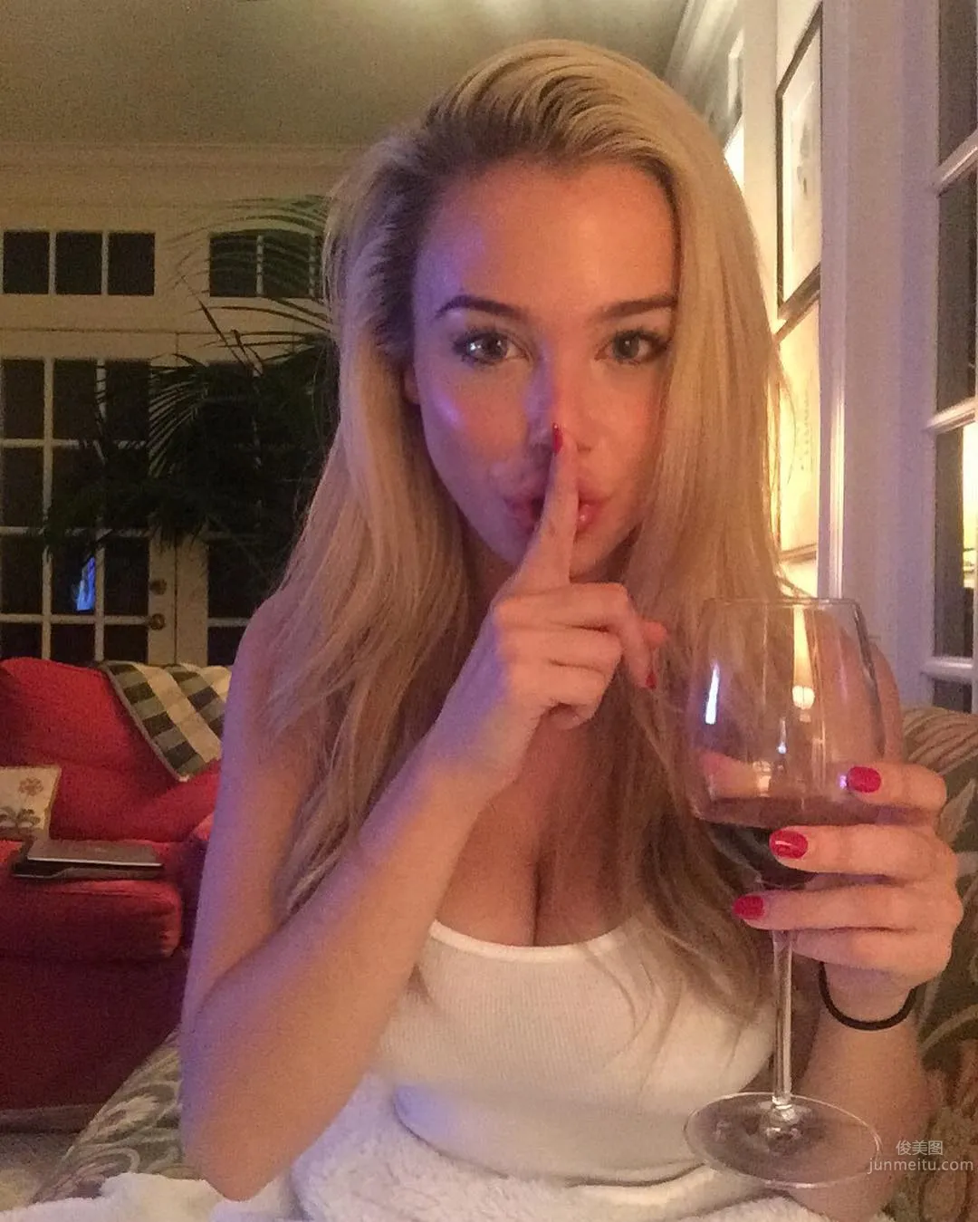 Sophia Phalen- 前胸澎湃的性感私房照 12