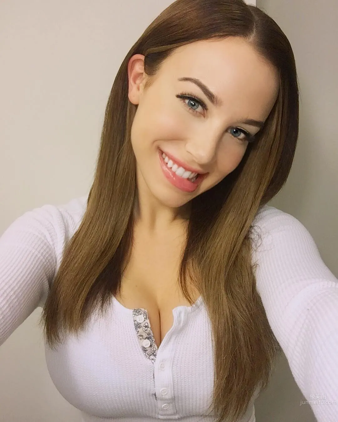 Sophia Phalen- 前胸澎湃的性感私房照 15