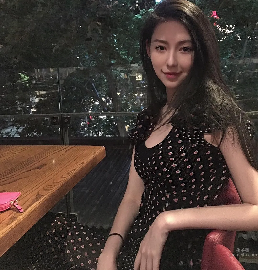 Neeitrighthere- 不靠长辈靠美腿 10万网友被她电晕_15