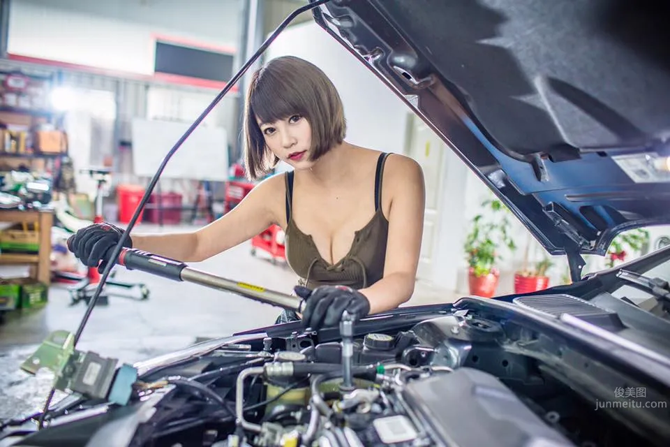 Doreen Iin- 性感汽車修理工寫真 2