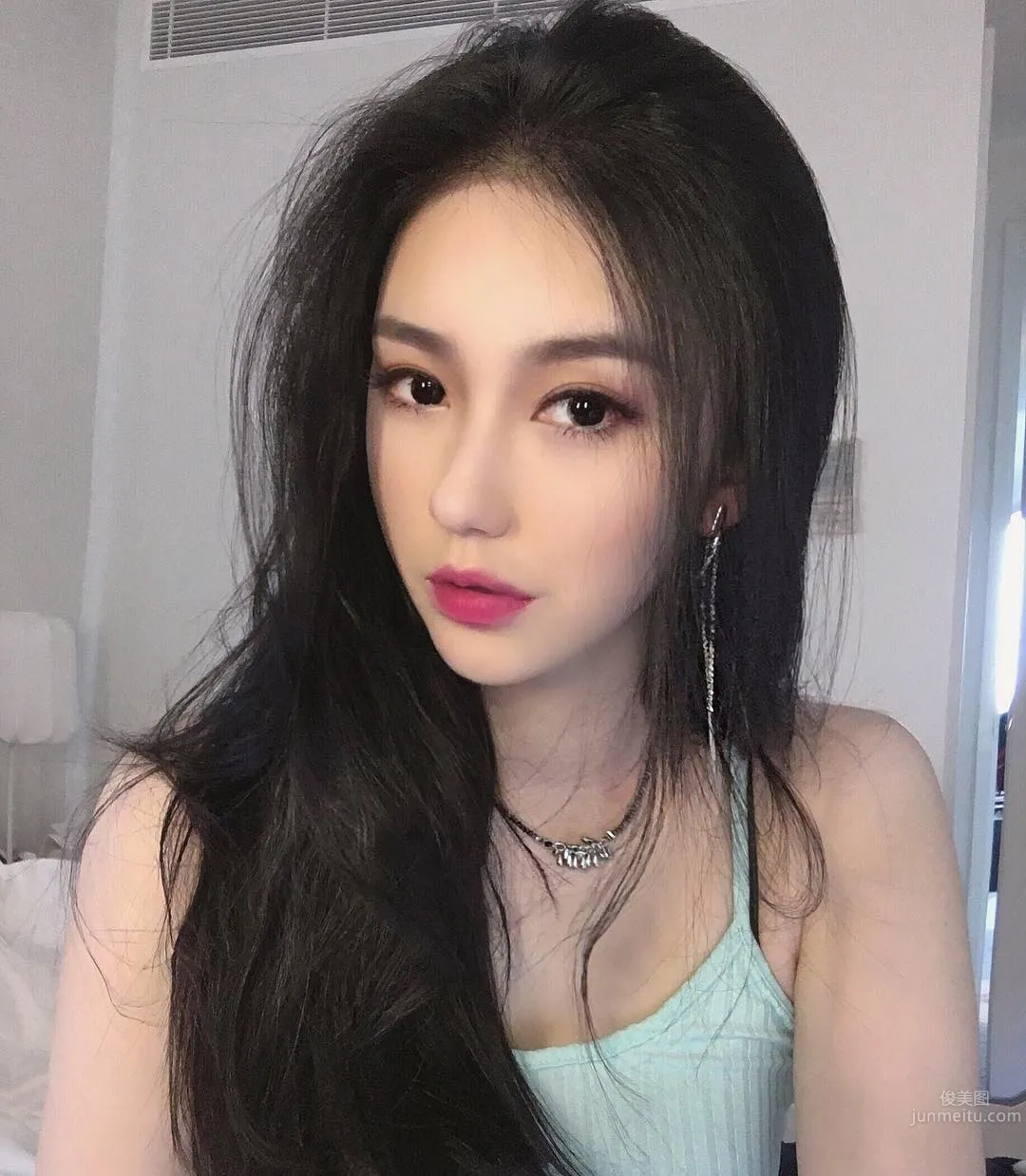Neeitrighthere- 不靠长辈靠美腿 10万网友被她电晕_18