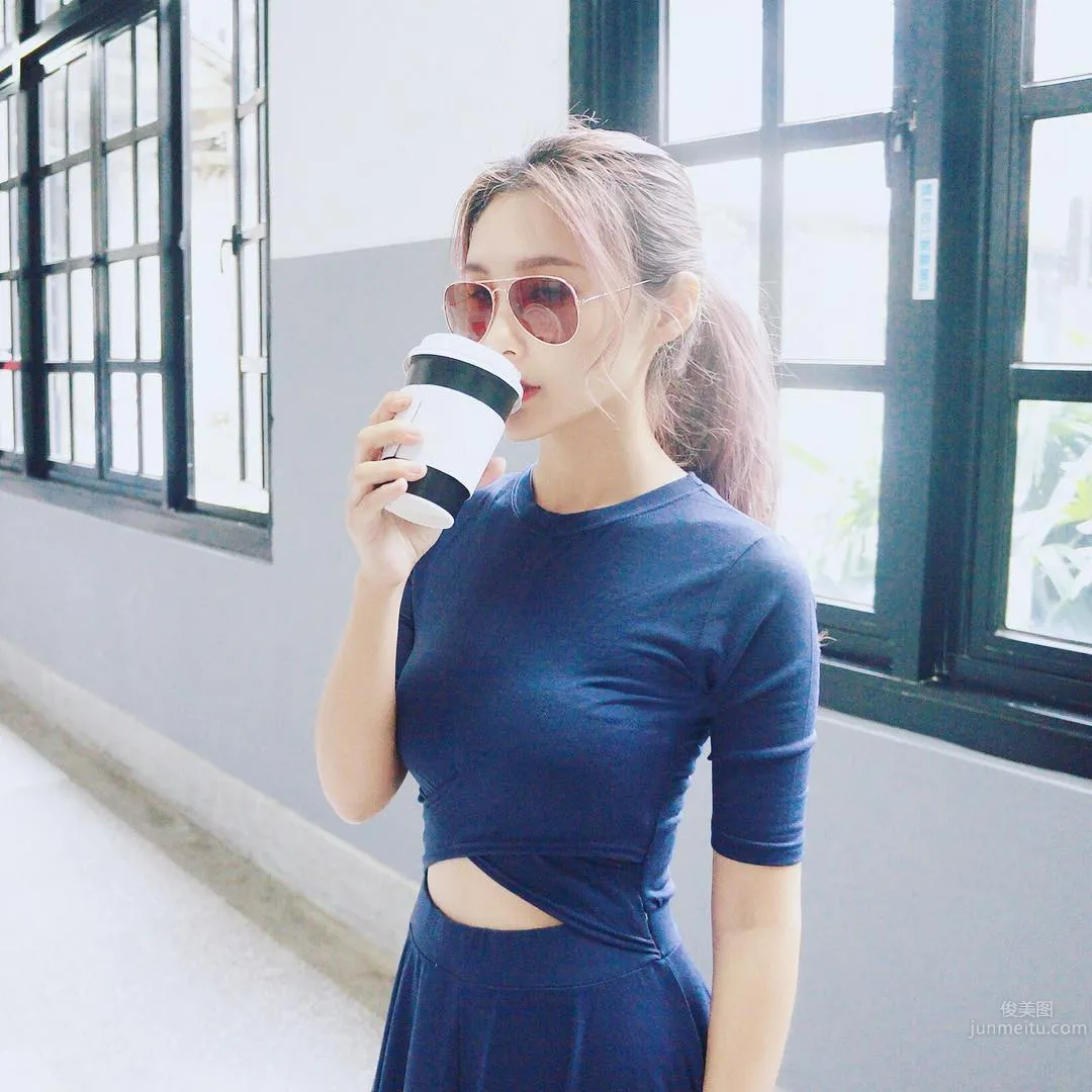 Vika Yu- 穿上超好卖的泳装秀出不科学蛮腰_20