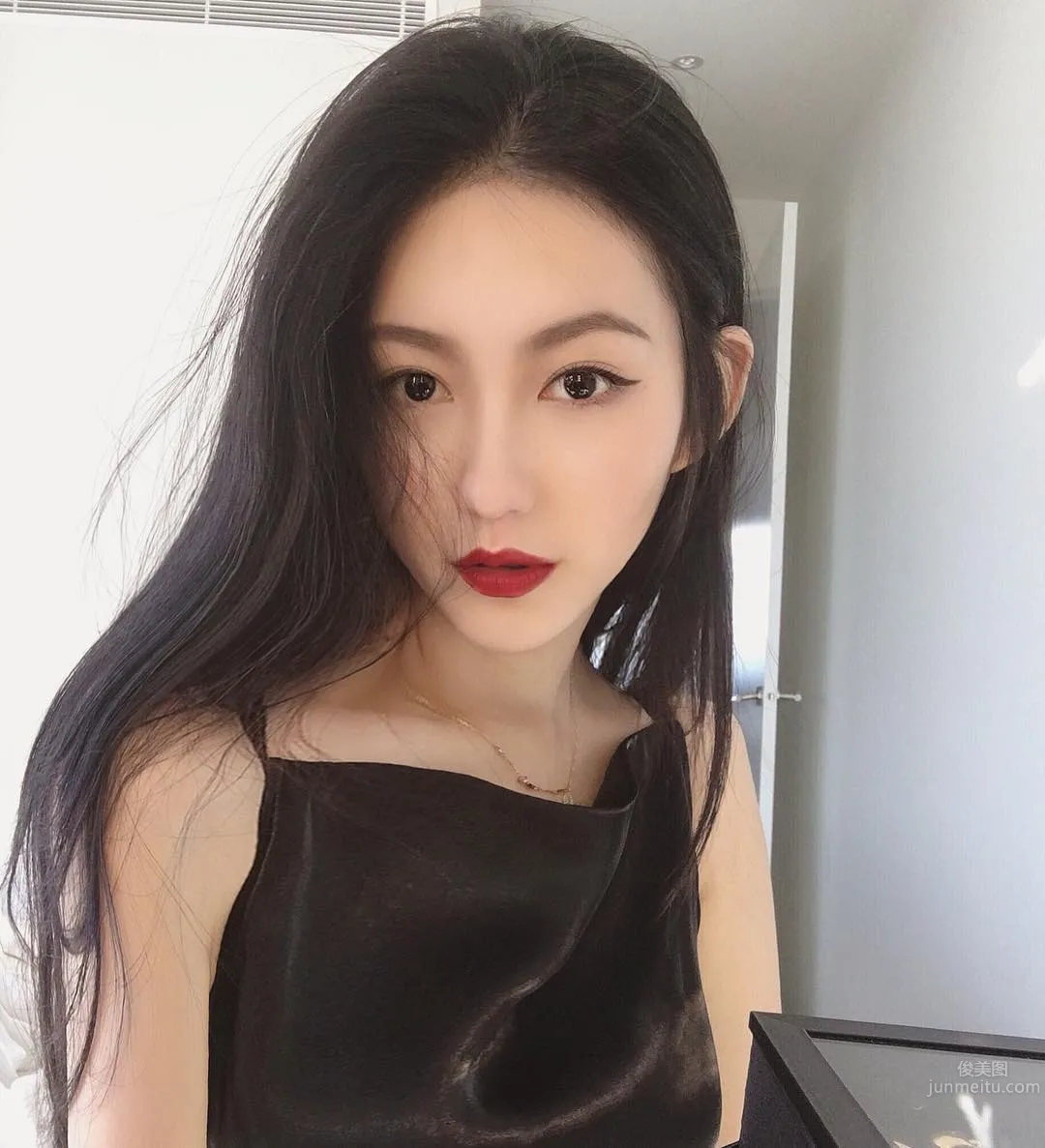Neeitrighthere- 不靠长辈靠美腿 10万网友被她电晕_17