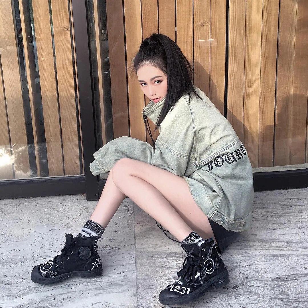 Neeitrighthere- 不靠长辈靠美腿 10万网友被她电晕_11