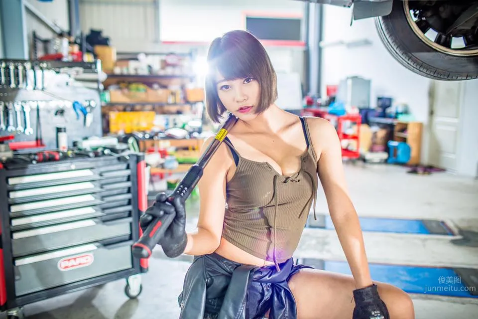 Doreen Iin- 性感汽車修理工寫真 18