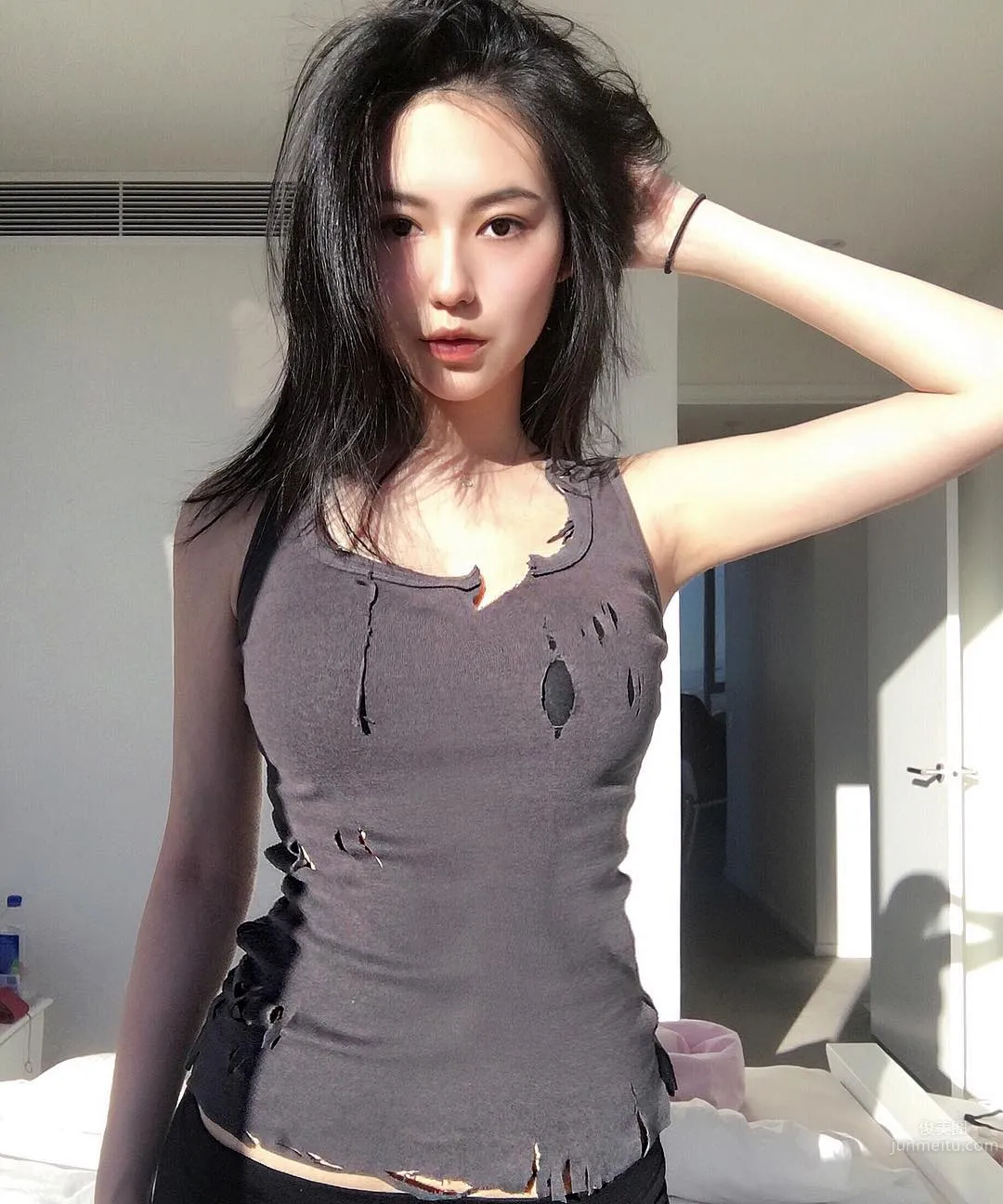 Neeitrighthere- 不靠长辈靠美腿 10万网友被她电晕_10