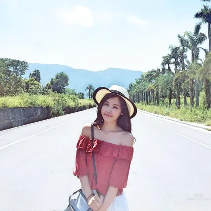 Vika Yu- 穿上超好賣的泳裝秀出不科學蠻腰