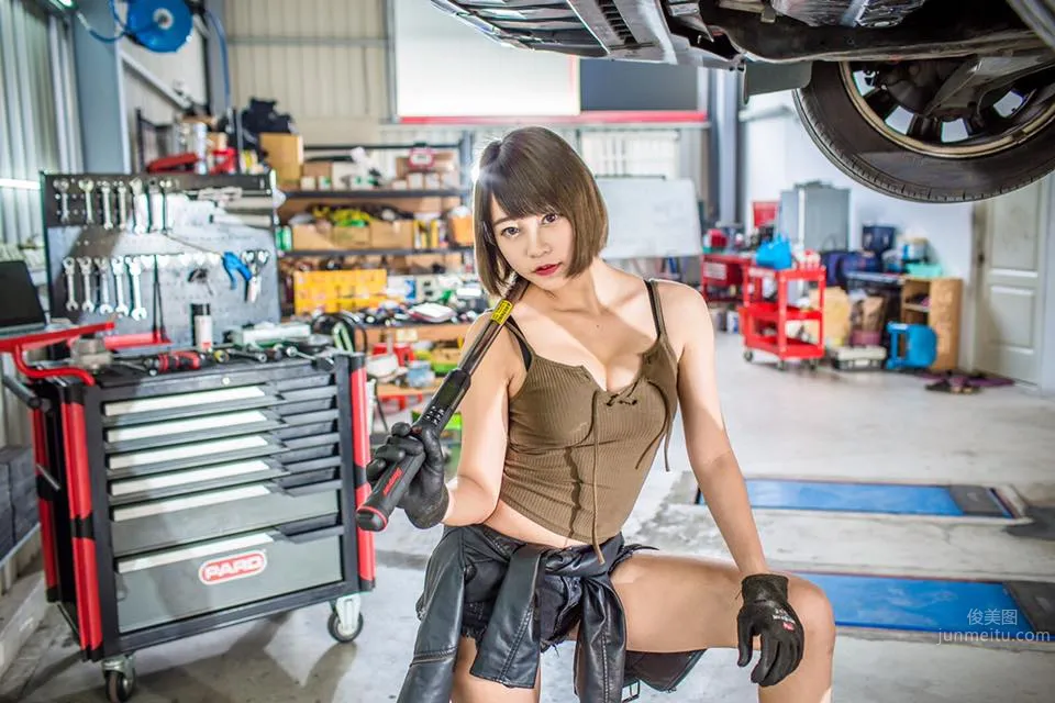 Doreen Iin- 性感汽車修理工寫真 8