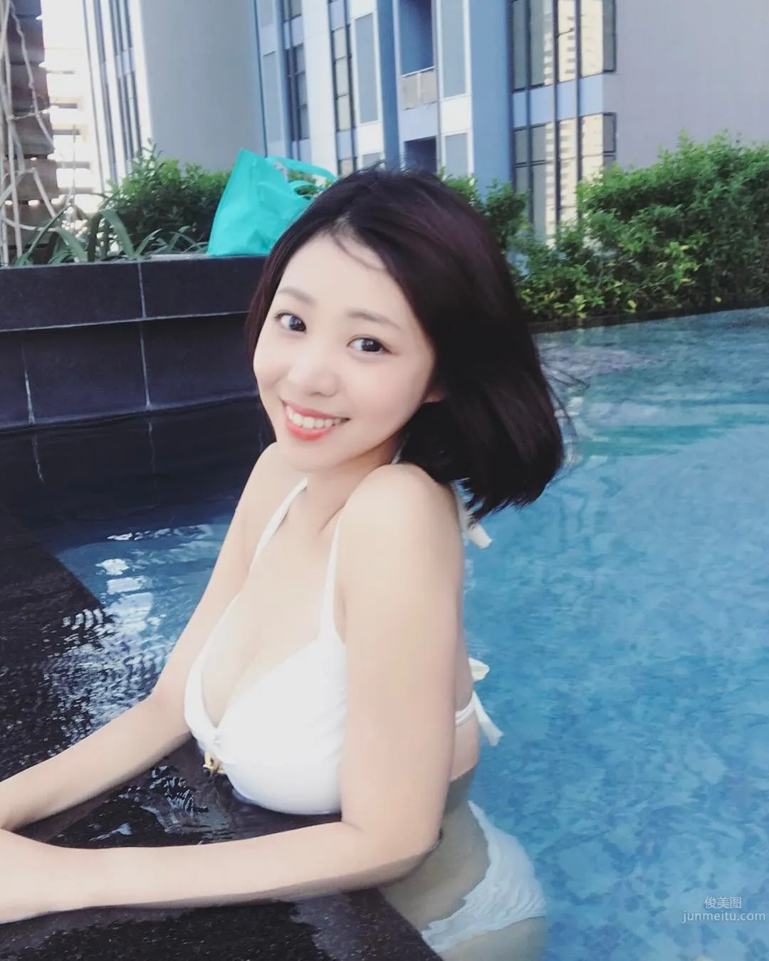 林舒舒- 短發牙套妹子也有好身材 14