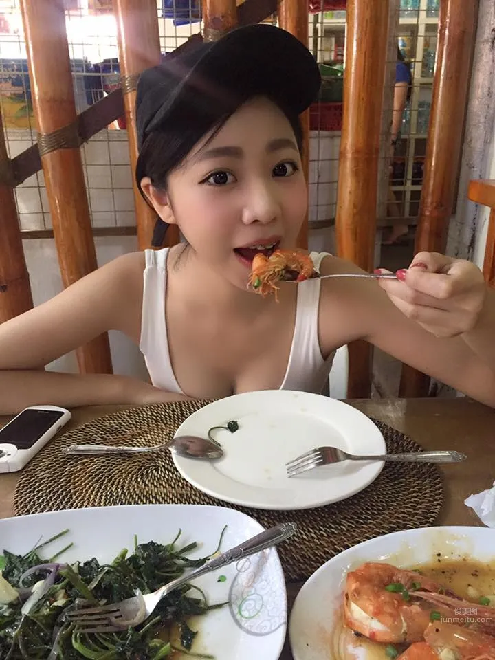 林舒舒- 短發牙套妹子也有好身材 26