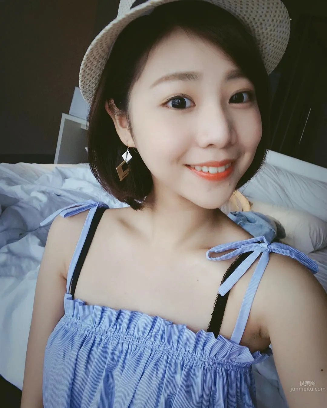 林舒舒- 短發牙套妹子也有好身材 17