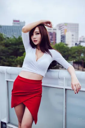王真真- 黑色蕾絲禮服「美好風景」一覽無遺