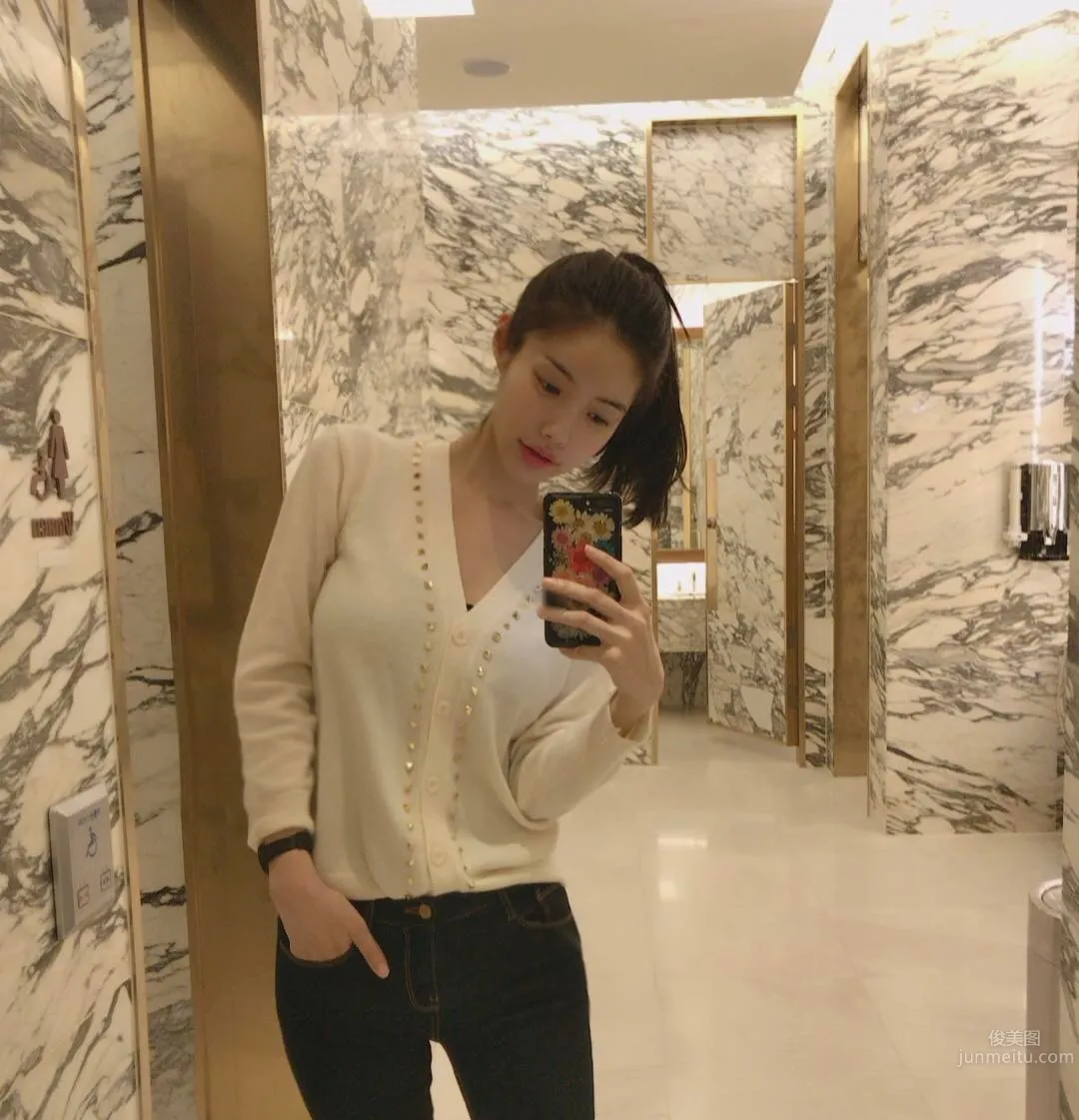 網拍模特樸瓷美 泳衣被撐的好辛苦 30