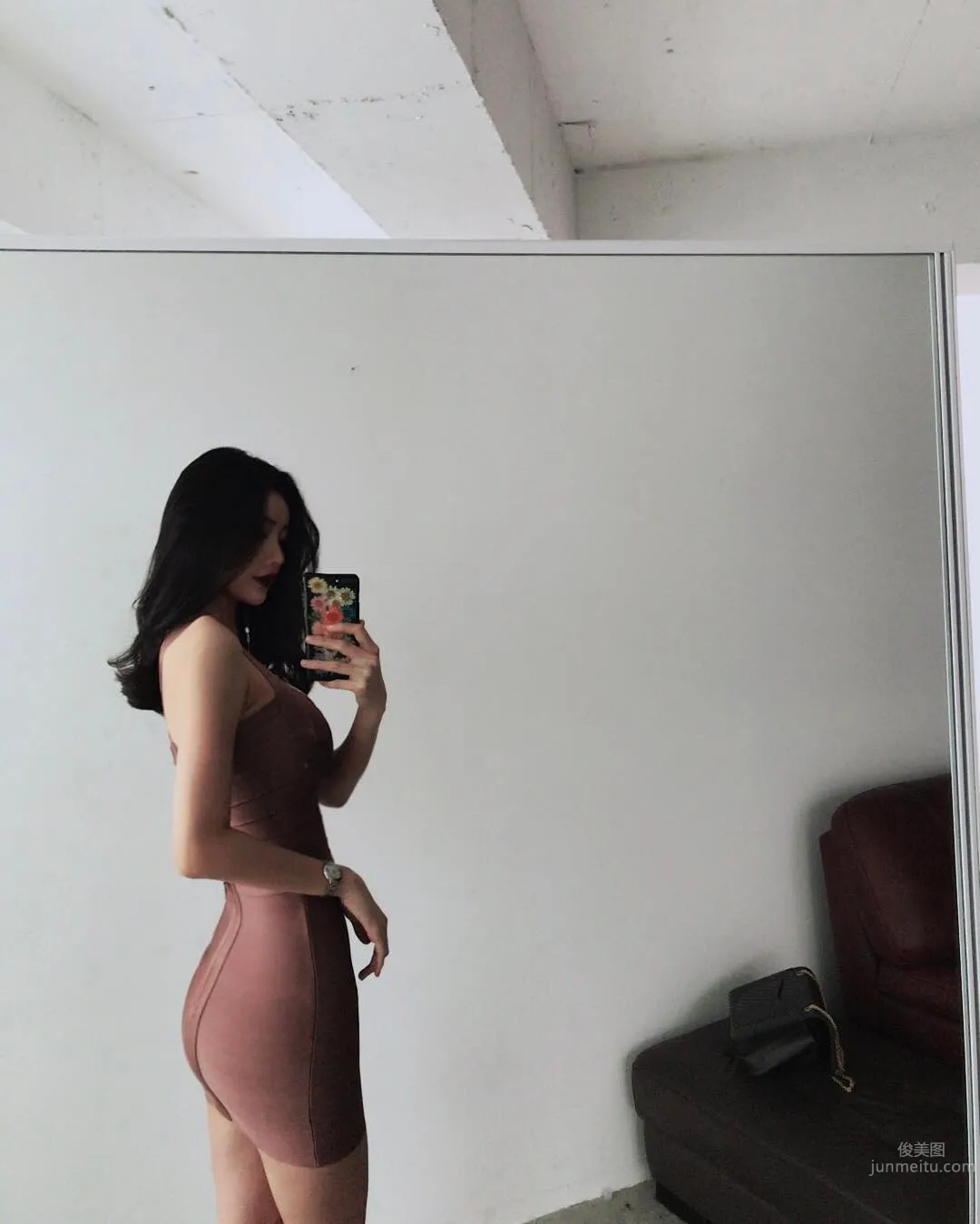 網拍模特樸瓷美 泳衣被撐的好辛苦 4