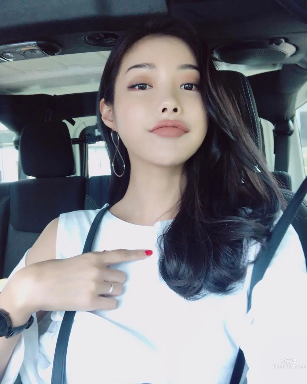 網拍模特樸瓷美 泳衣被撐的好辛苦 22