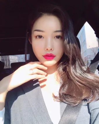 網拍模特樸瓷美  泳衣被撐的好辛苦