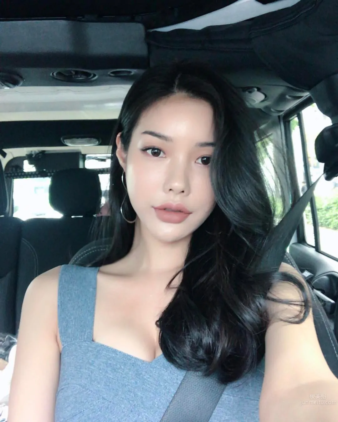 網拍模特樸瓷美 泳衣被撐的好辛苦 24