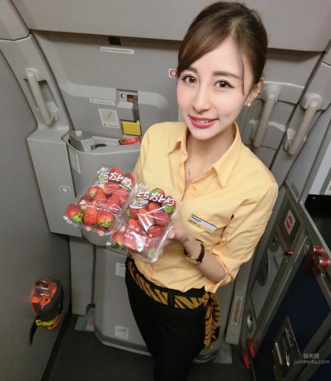 千年一遇空姐高钰雯 最新海量私房照50P 24
