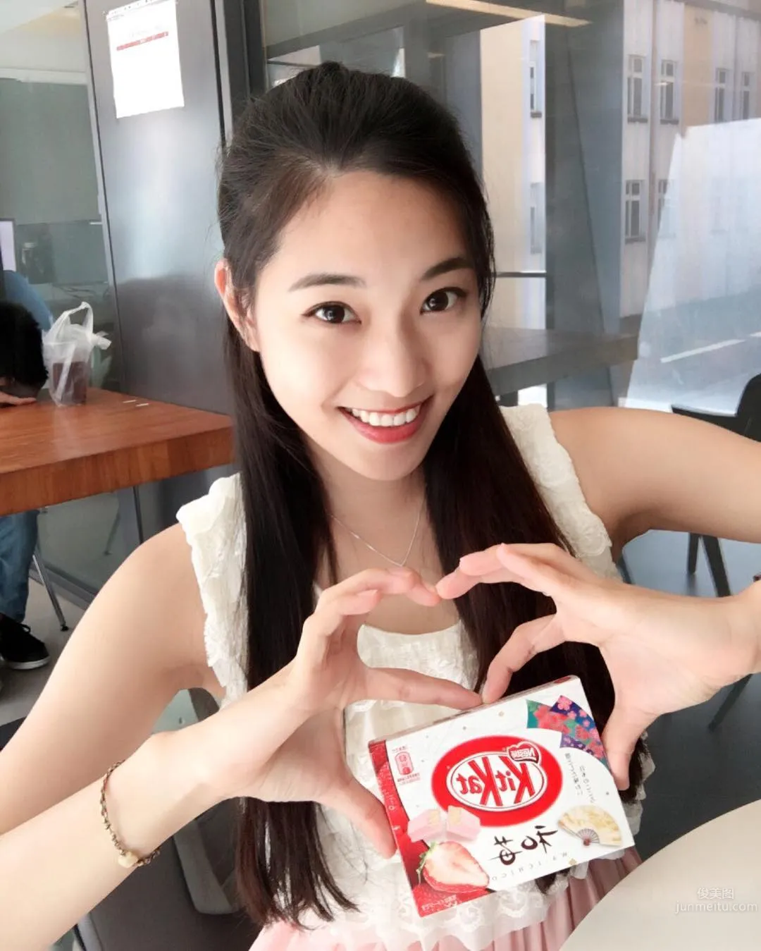 多才多藝鄭小奈 白皙蜜大腿身材好 13