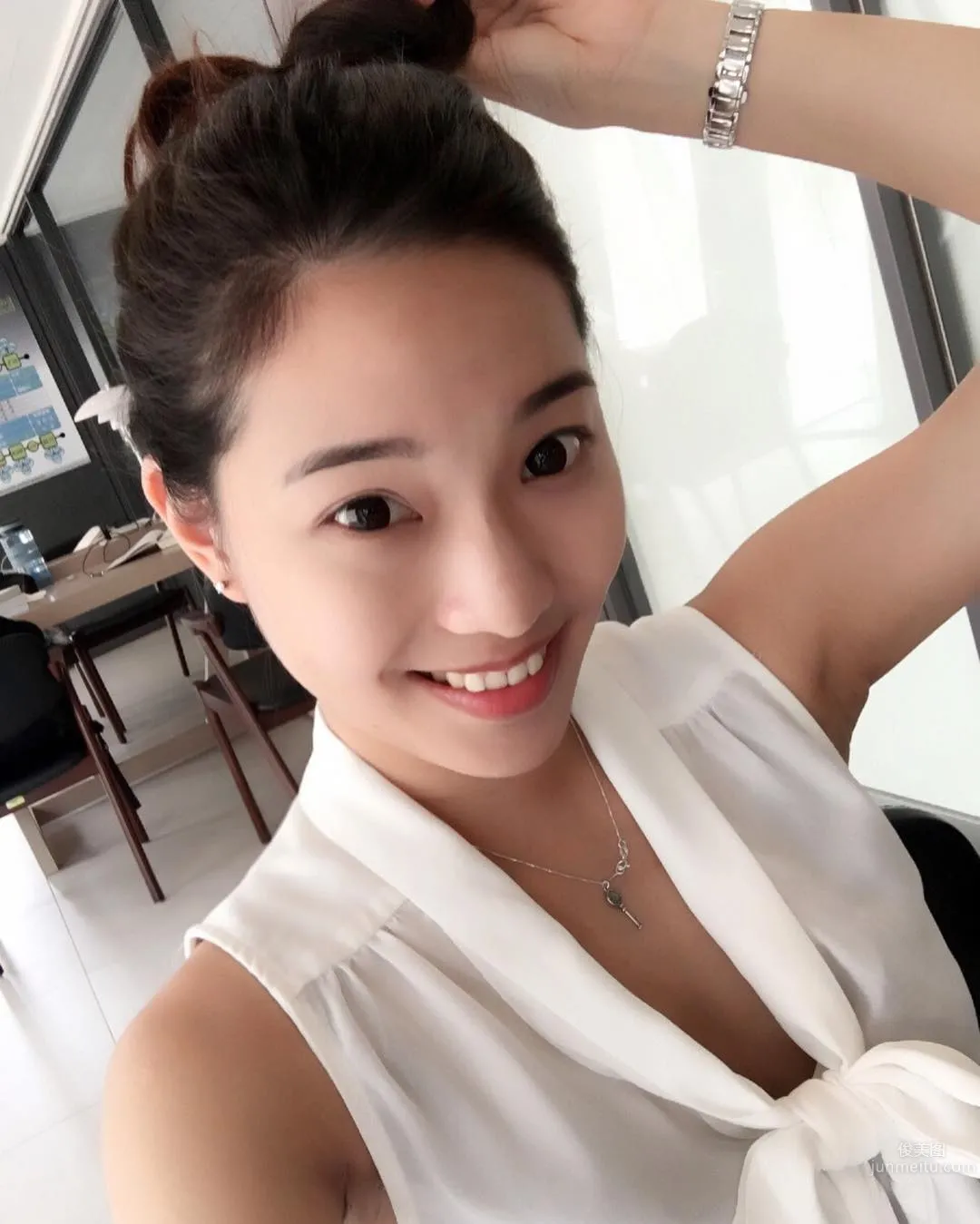 多才多藝鄭小奈 白皙蜜大腿身材好 9