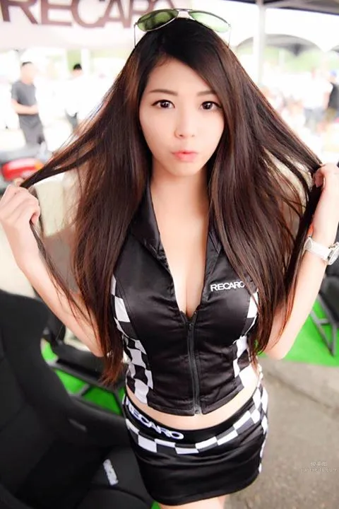 人氣SG正妹邱冰冰 場内場外的白皙美人 7