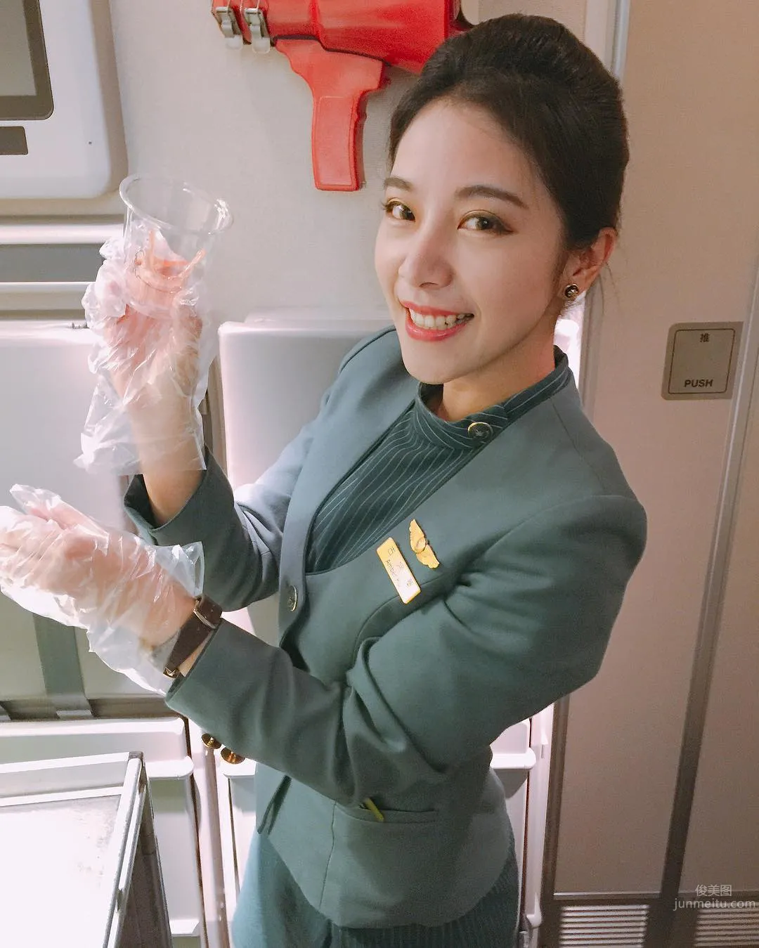 长荣航空空姐古婉蓁 外形靓丽仪表不凡_10