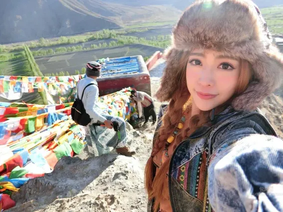 「觸覺系」正妹陳予Fairy 厭世臉外拍女神私房照
