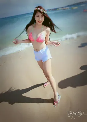 人氣SG正妹邱冰冰 場内場外的白皙美人