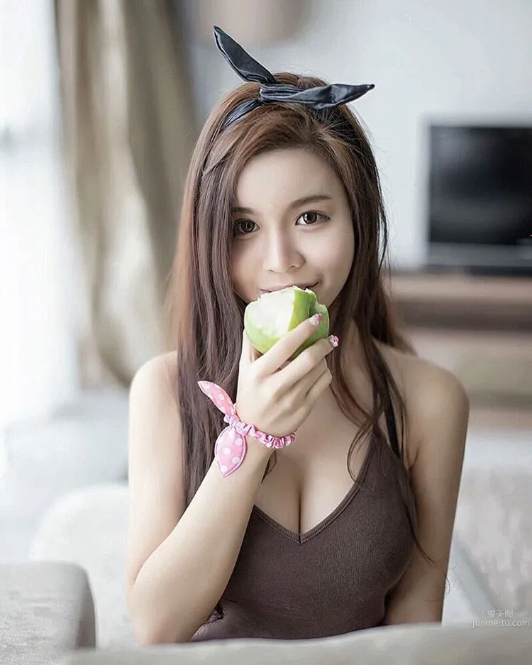 新國正妹Winnie Choo 歐派小隻馬甜美外拍 25