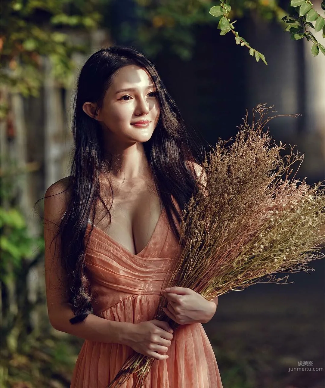爆炸級的好身材！妹子「雷娜」成為海邊最美風景 27