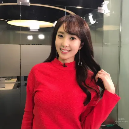 體育美女播報員鄭珠姬 氣質高雅身材高挑
