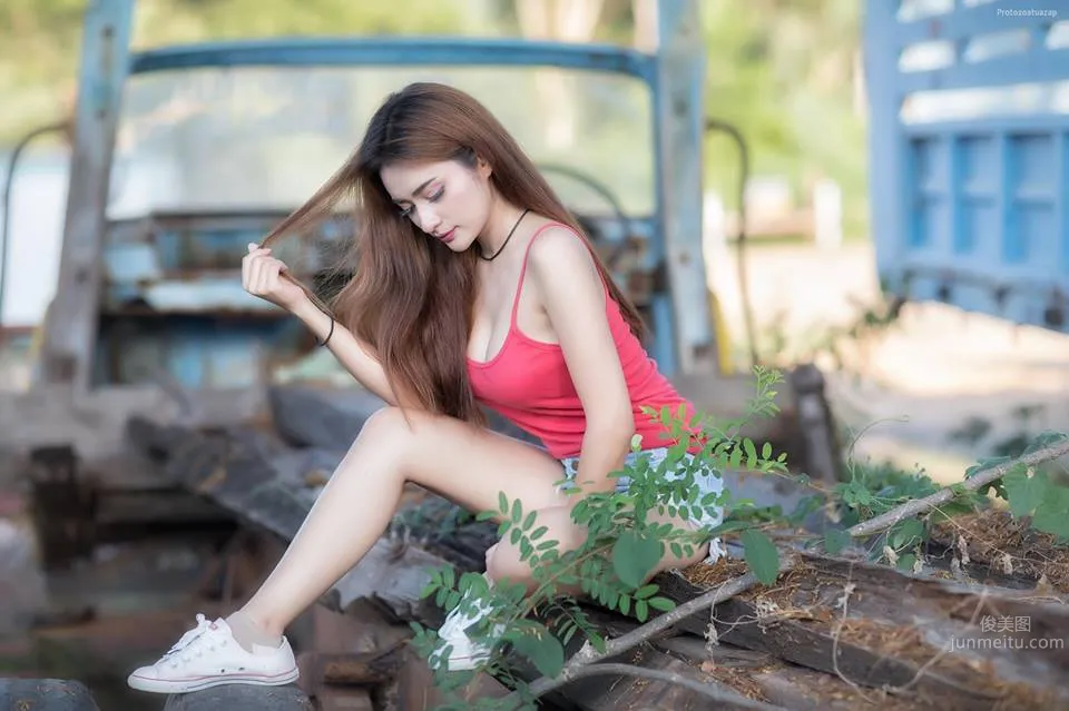 深邃美女Tanyaporn Heebkaew 田间地头香车美女写真_16