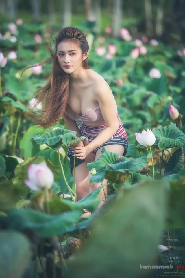 深邃美女Tanyaporn Heebkaew 田间地头香车美女写真_46