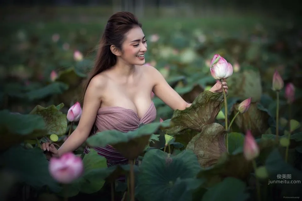 深邃美女Tanyaporn Heebkaew 田间地头香车美女写真_29