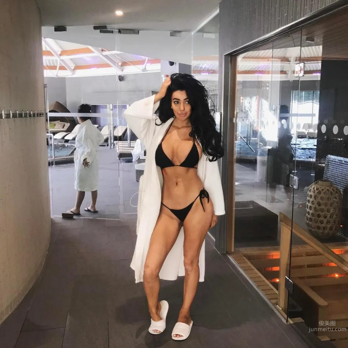 英国性感女星Chloe Khan 令人惊叹的魔鬼身材_13
