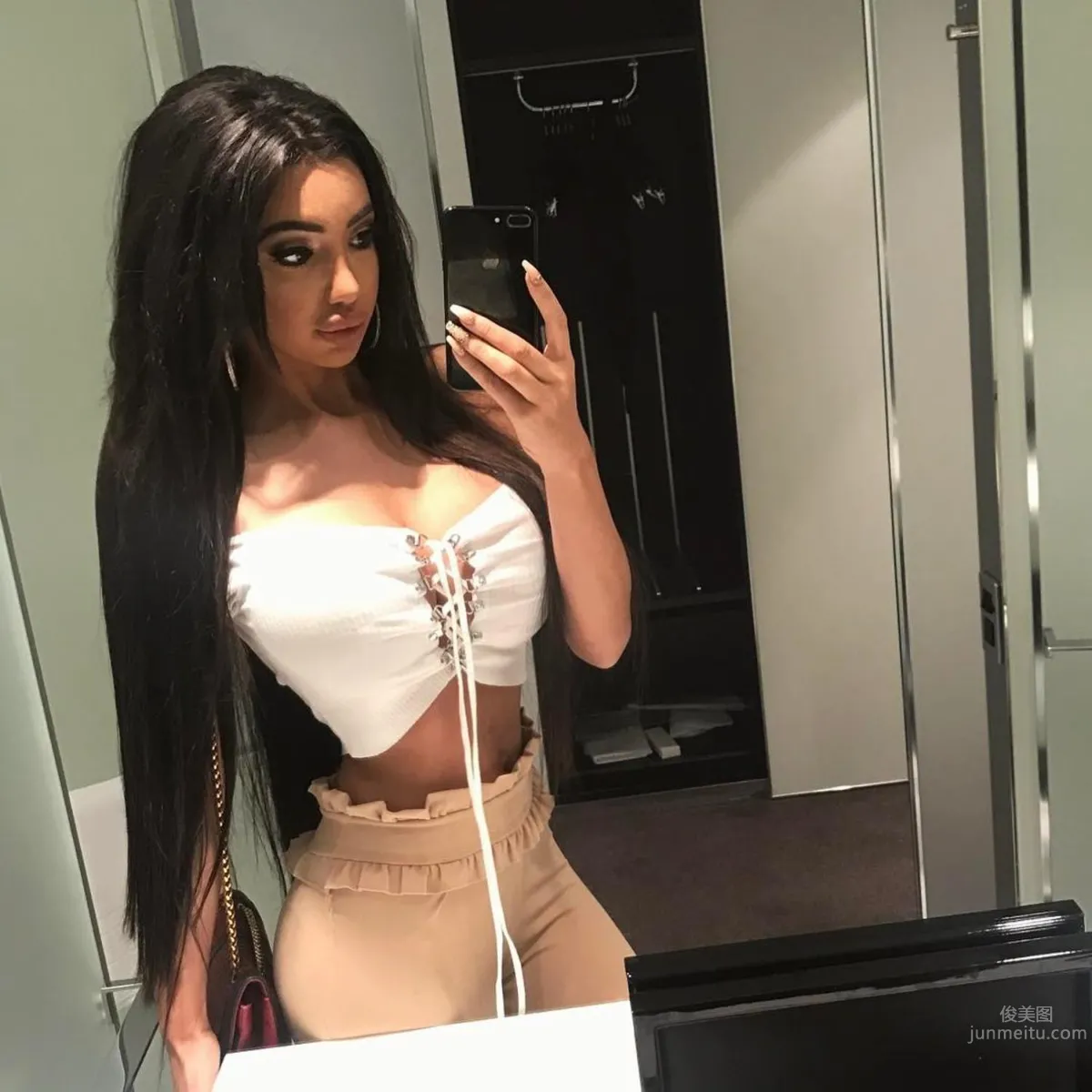 英国性感女星Chloe Khan 令人惊叹的魔鬼身材_20